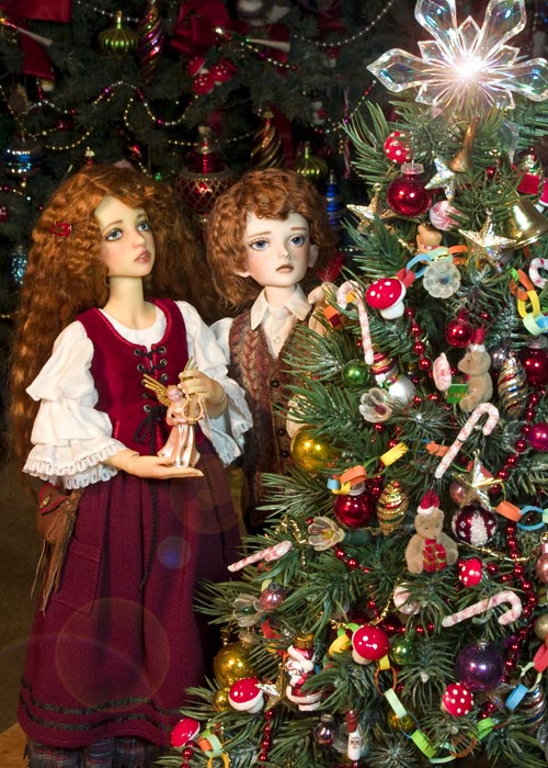 Narae & Maya Decorate the Tree